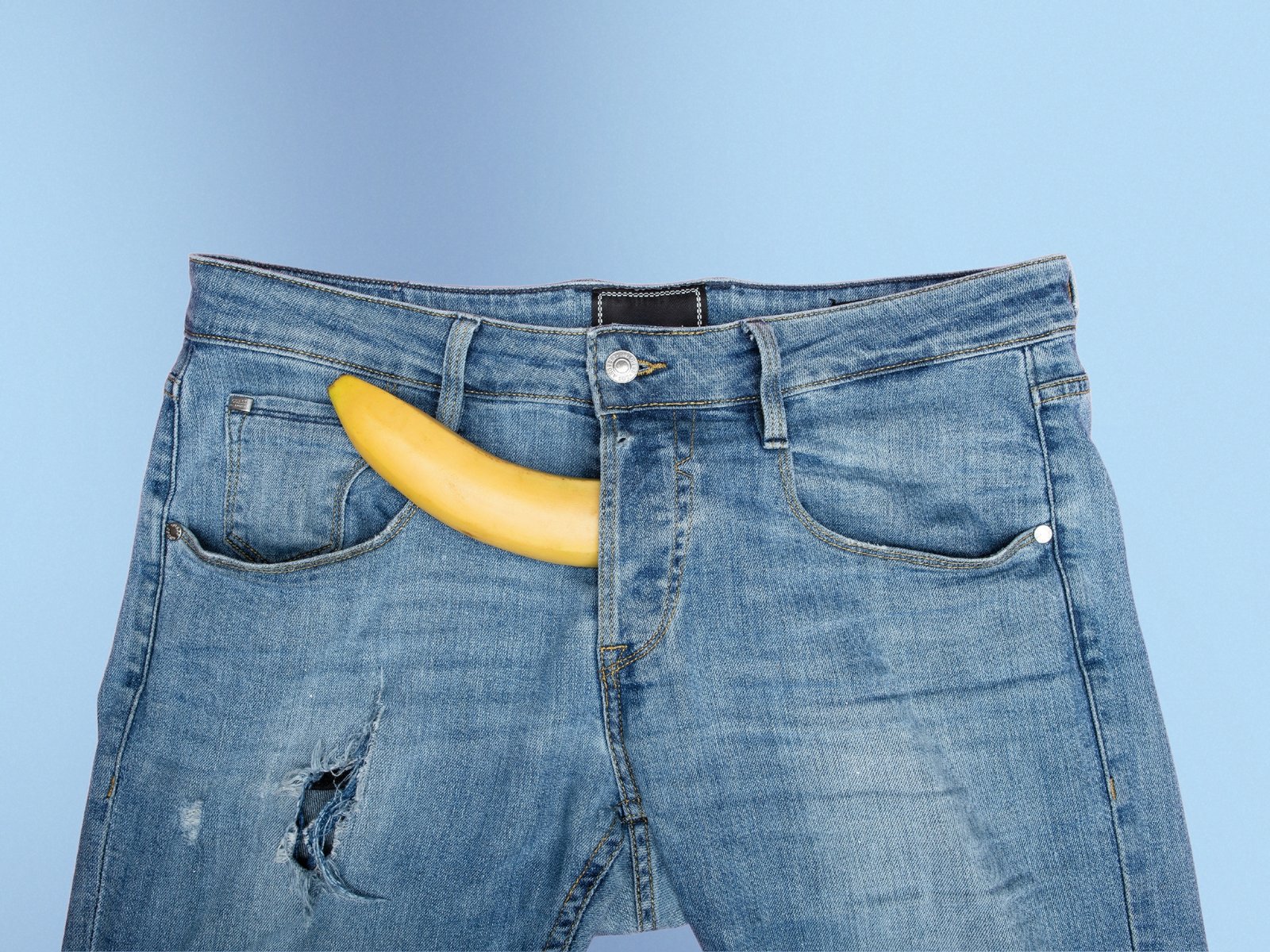 Blo Hosen mat enger Bananen déi e Penis symboliséiert